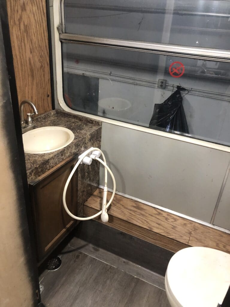A bathroom with two sinks and a toilet.