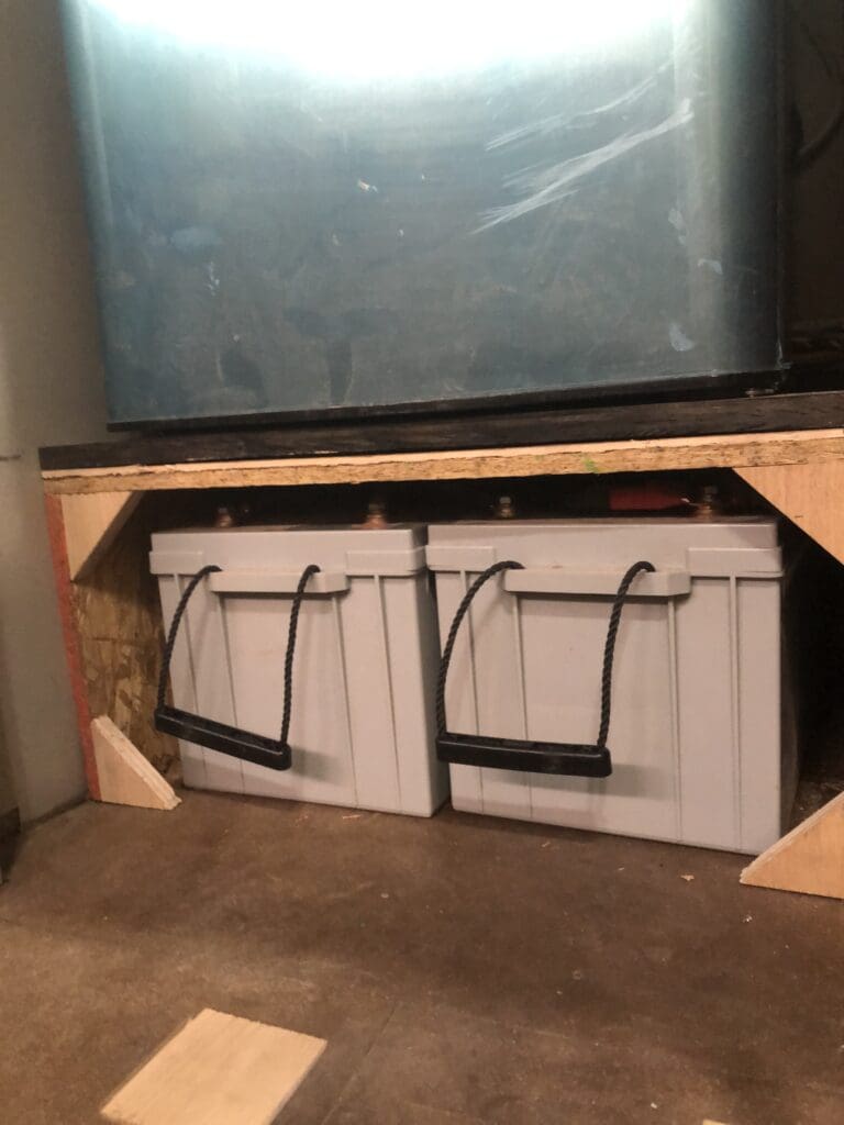 A cat sitting on top of two drawers.